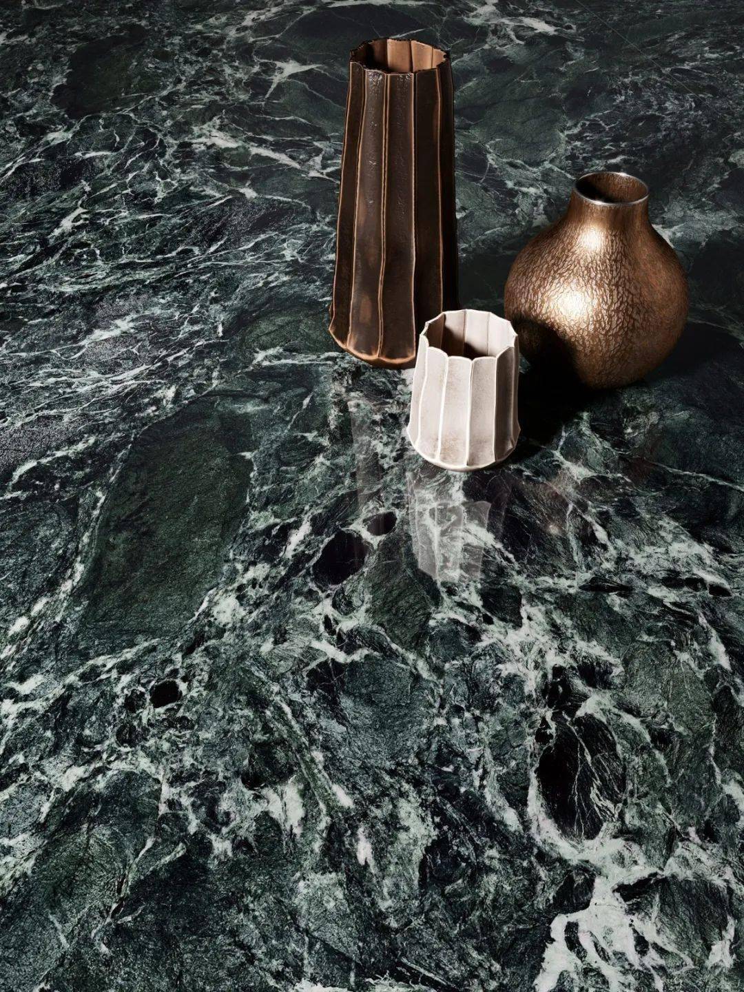 比家具还抢眼的瓷砖墙纸