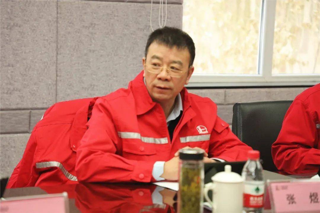 头条速围观西北石油局有限公司执行董事党委书记张煜到采油二厂进行