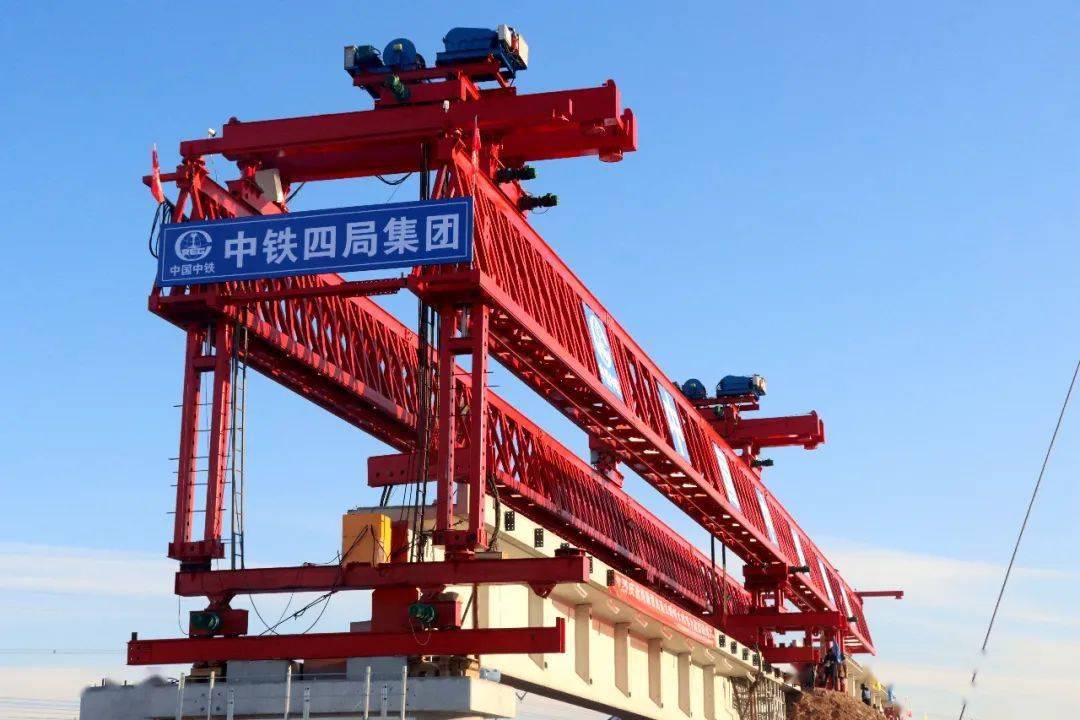 中铁四局三公司小集铁路首片t梁成功架设