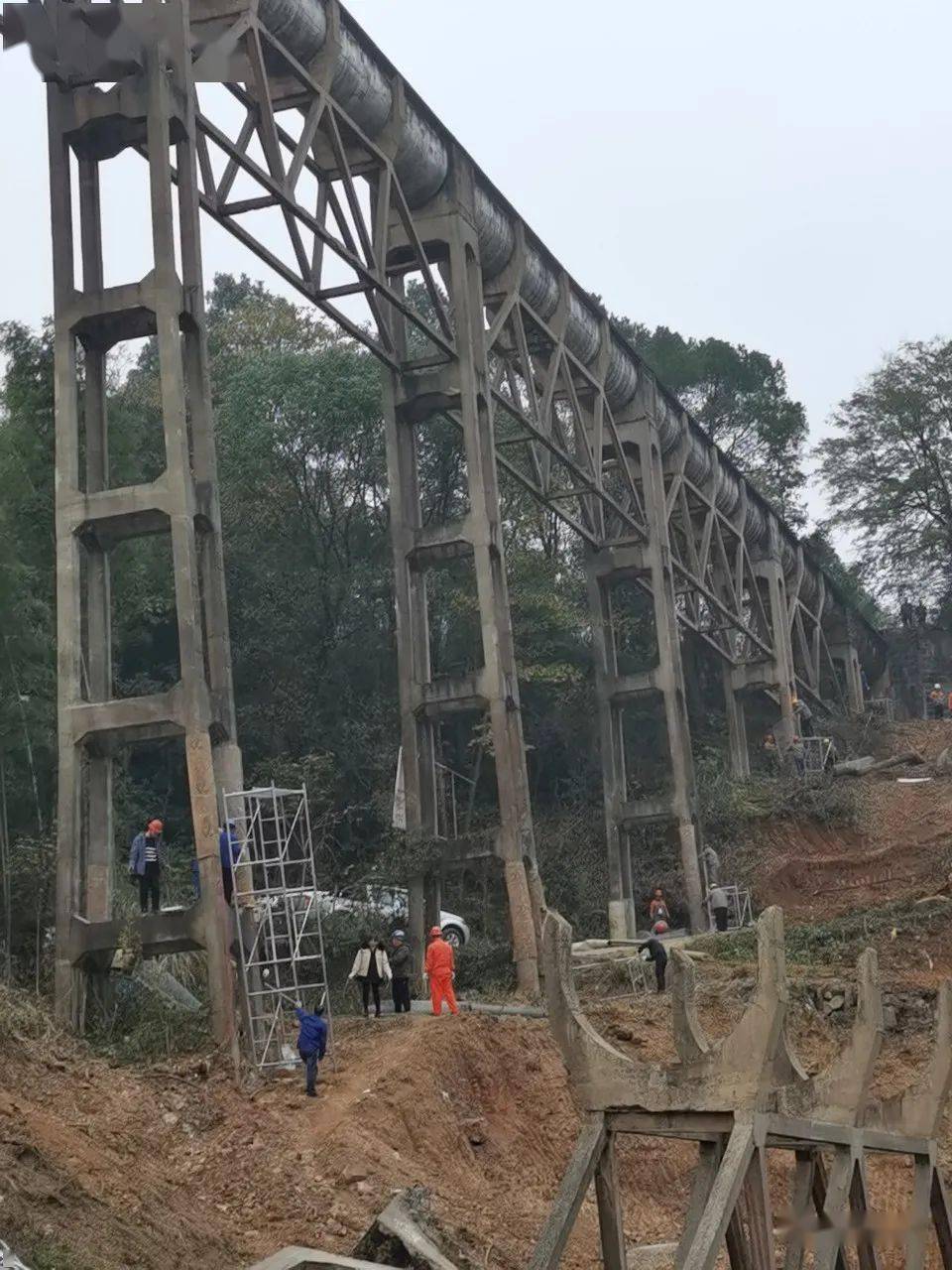 该渡槽长319米,18个排架,建筑物高40米,为确保爆破拆除工作万无一失