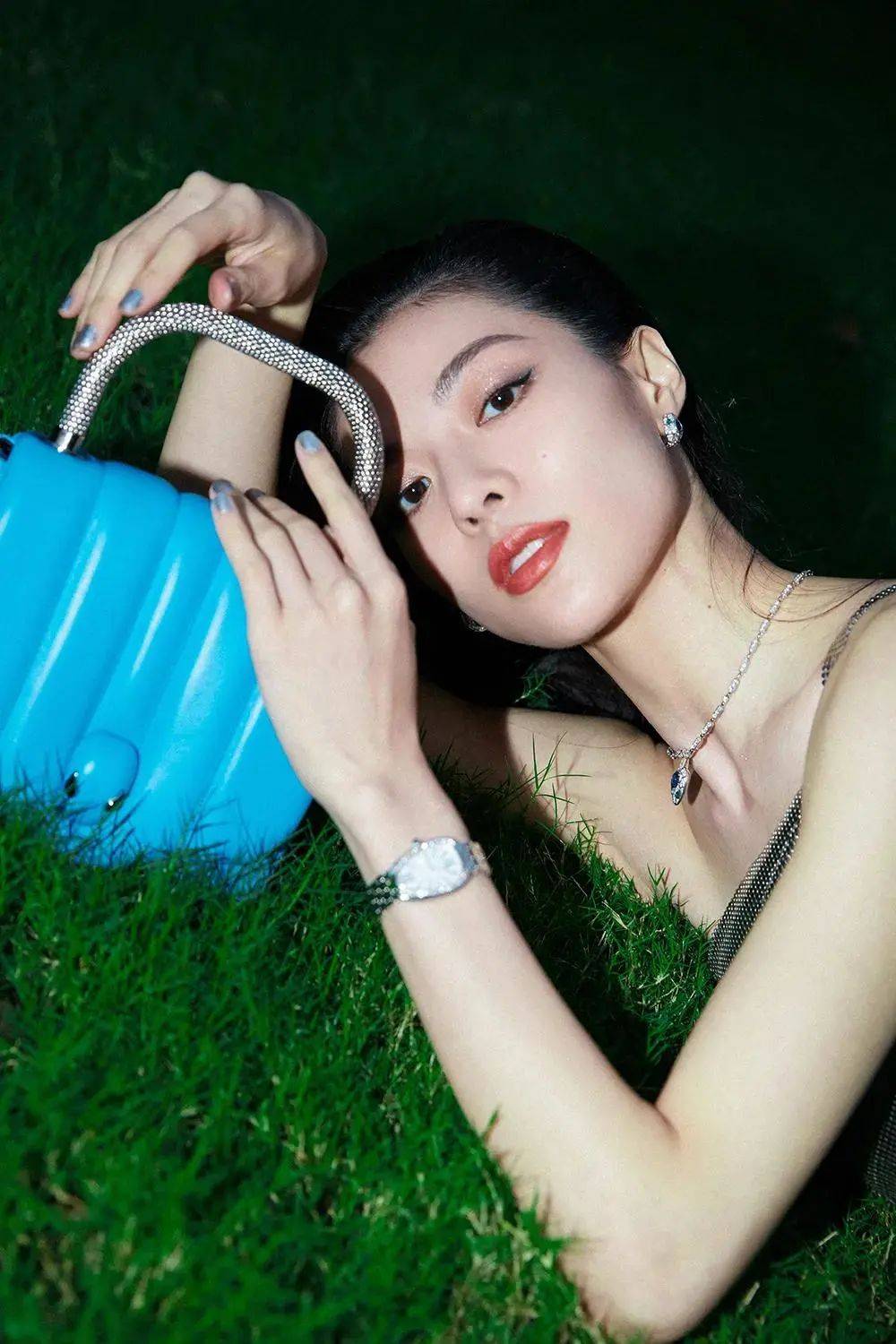 为什么女明星能在单反,强光的"照妖镜"下依旧风情万种?