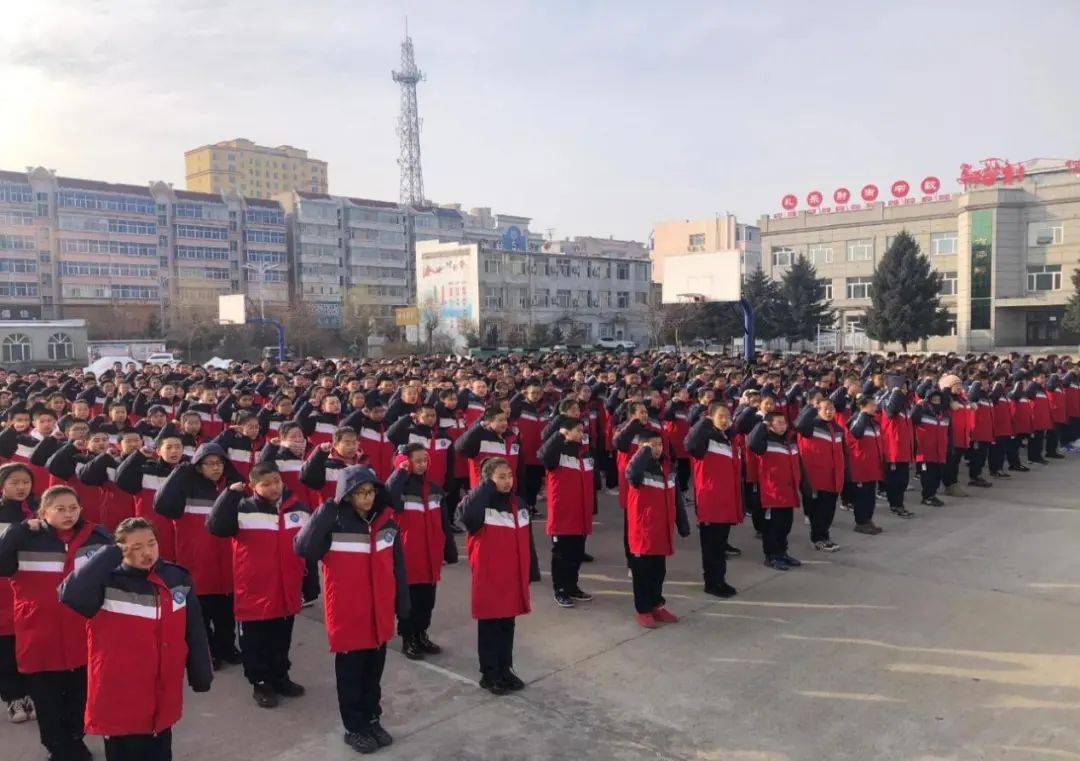 提高全县中小学生尊法学法守法用法的能力,在县第五中学,工作人员向