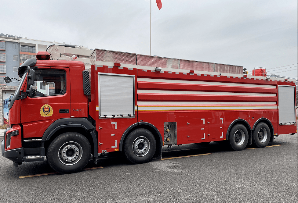 绥阳首辆多功能举高喷射消防车上岗