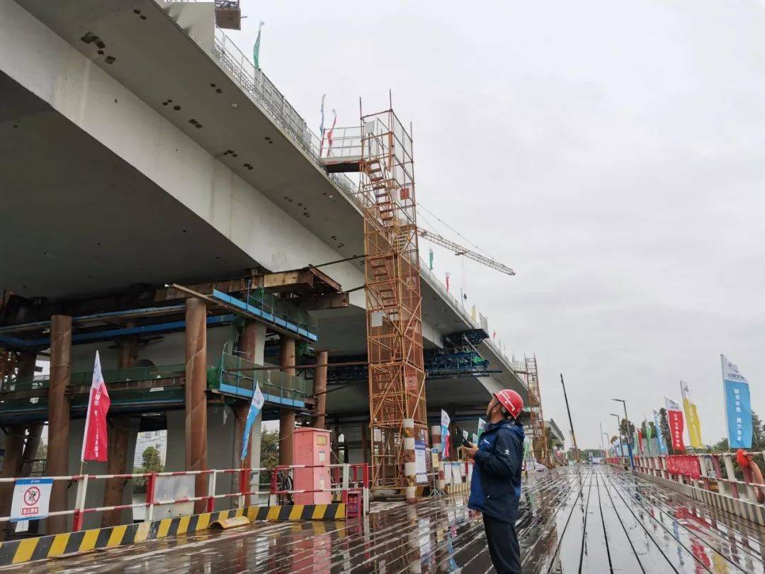 通讯员李志勇供图挂篮悬浇施工难度较大,桂畔海大桥仅仅其中3跨的