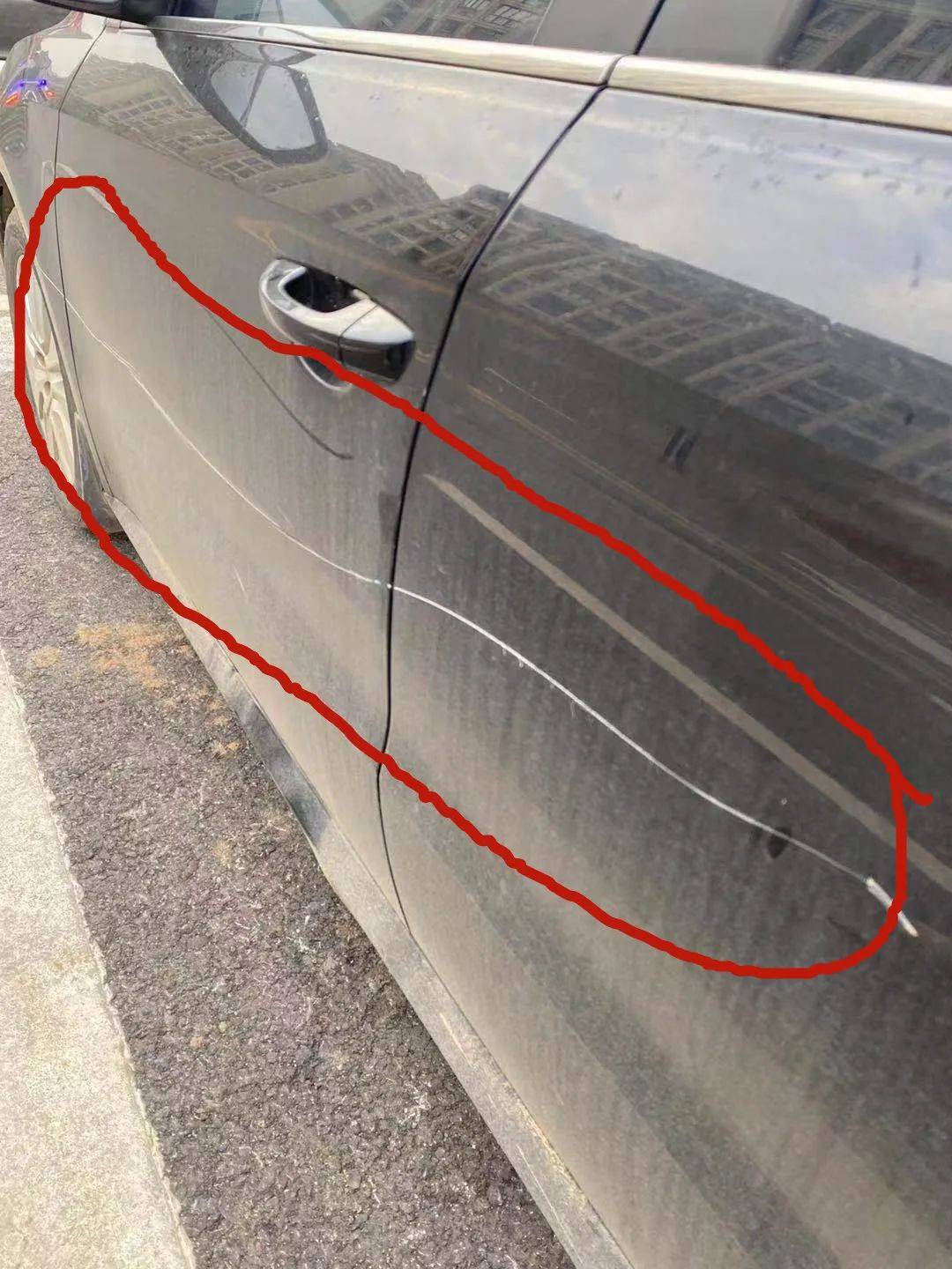 划伤10多辆车黄某被刑拘