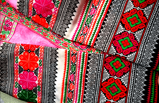 一般从绸缎作底,用彩色的丝线,棉线或绒线等在绸,布上面绣成各样花纹