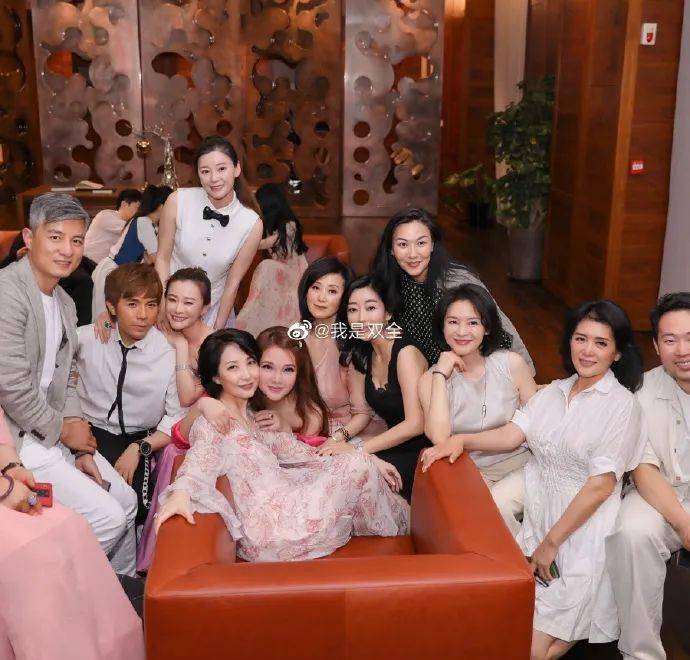 休闲时白t恤牛仔裤也能穿出高级感,用适当配饰提亮造型,一条小丝巾,披