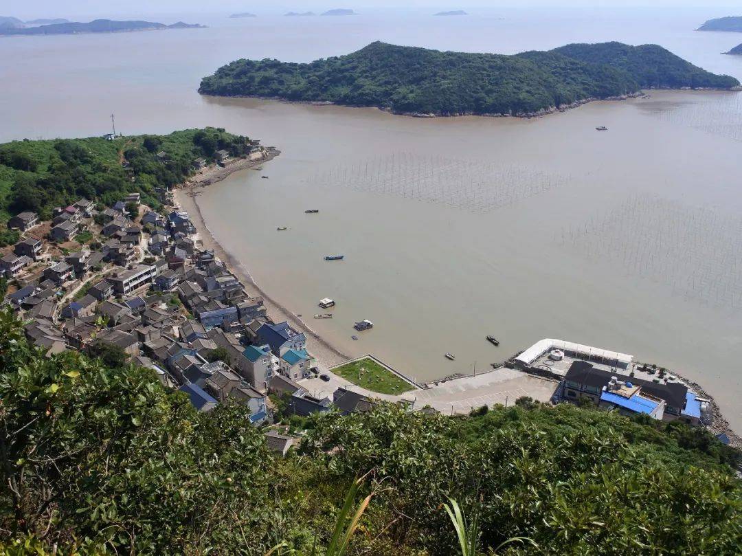 这里是石浦镇沙塘村,风浪夹杂着喧嚣,海浪轻抚着礁石,诉说着这个村落