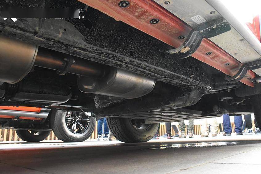 坦克300在发动机和油箱部分均设计了护板,以防止在越野时受到撞击而