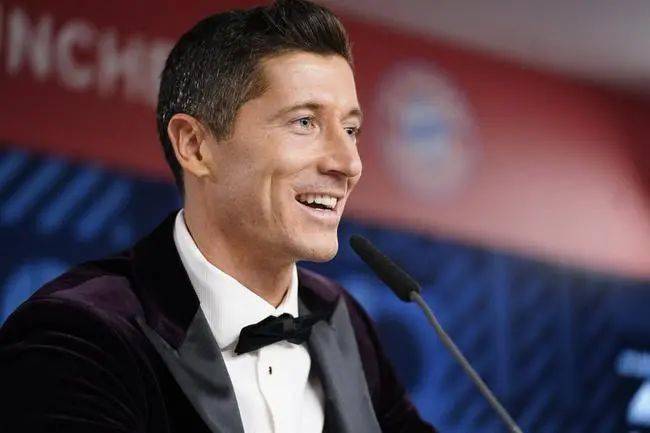 莱万力压c罗梅西荣膺2020年fifa世界足球先生