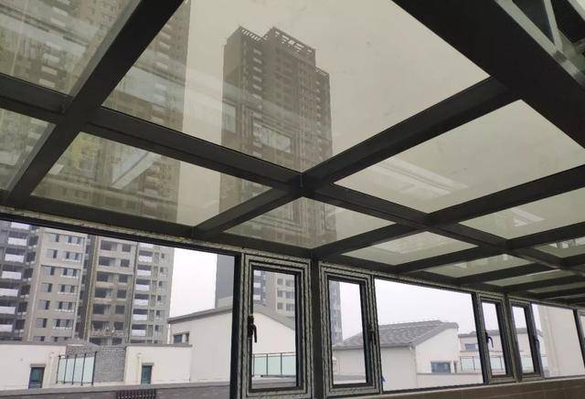 一般跨度不超过6m的阳光房,选择5m长的方管即可,最好用工字钢作为主梁