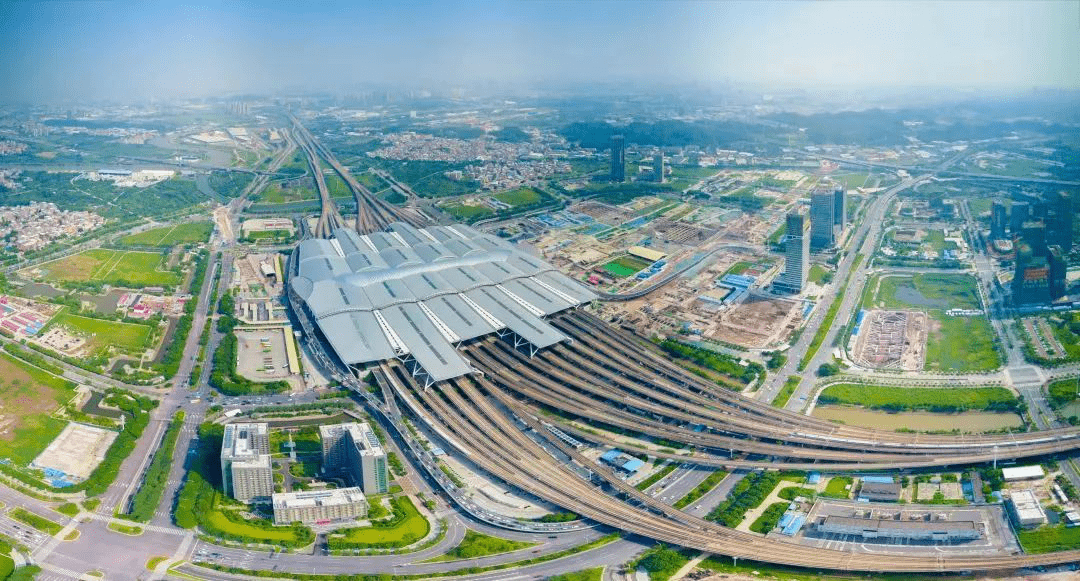 目前,廣州北部,中部,西部和南部均已分別建成白雲國際機場,廣州東站