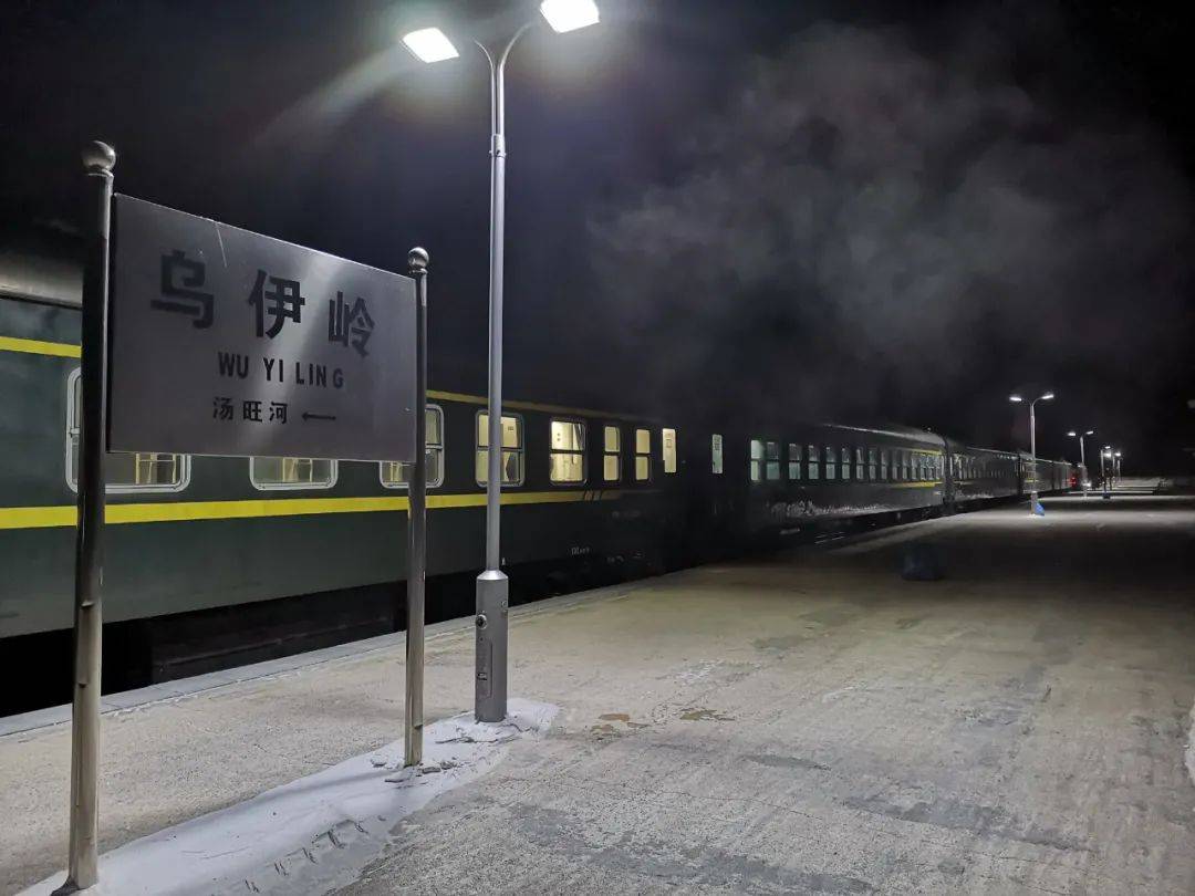 6968次列车由5节车厢组成,每天从位于小兴安岭顶峰的乌伊岭站驶往伊春