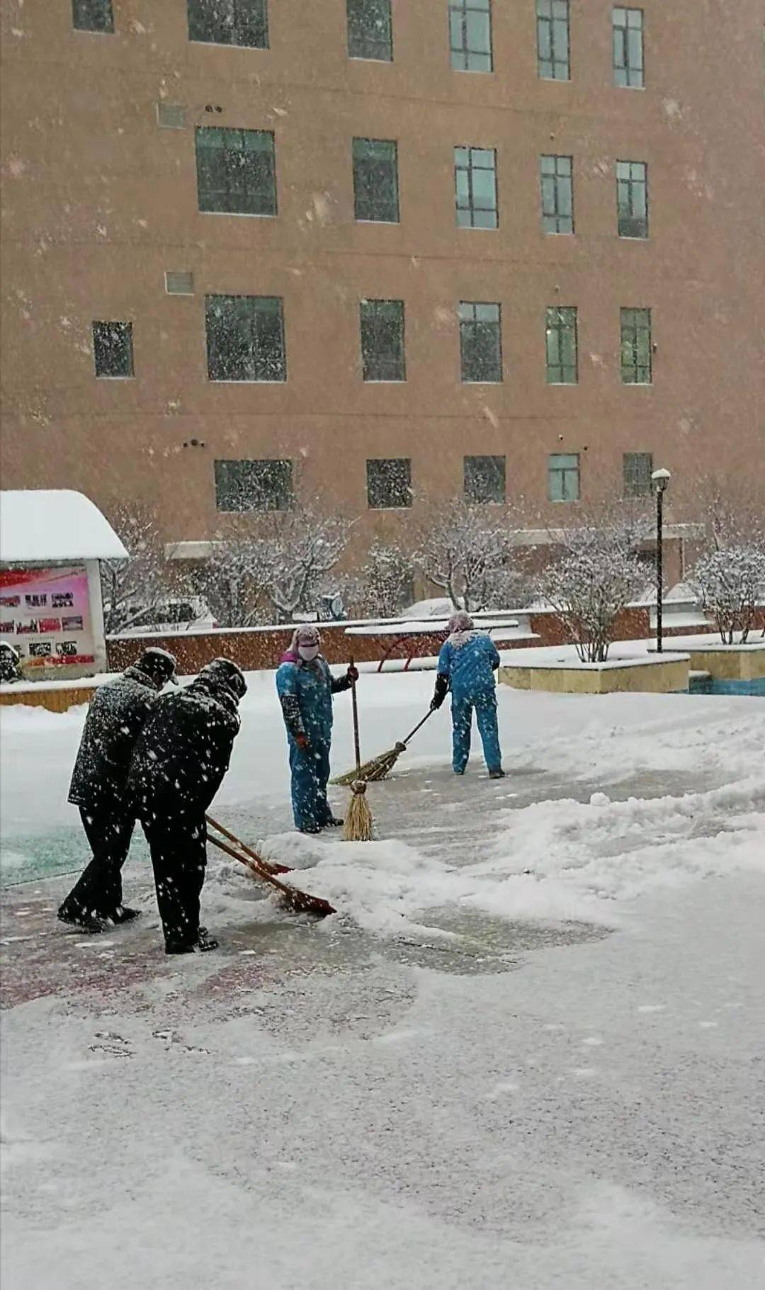 当日5时50分海西州气象台发布德令哈地区暴雪蓝色预警;9时10分共和
