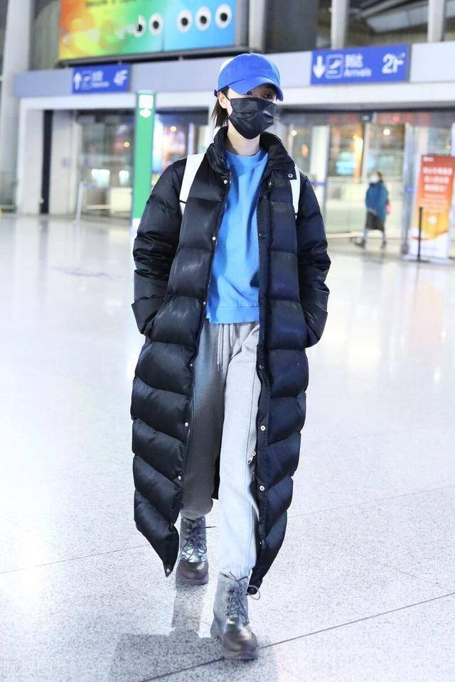 蓝盈莹穿蓝色卫衣外搭黑色羽绒服现身双手插兜气质满满