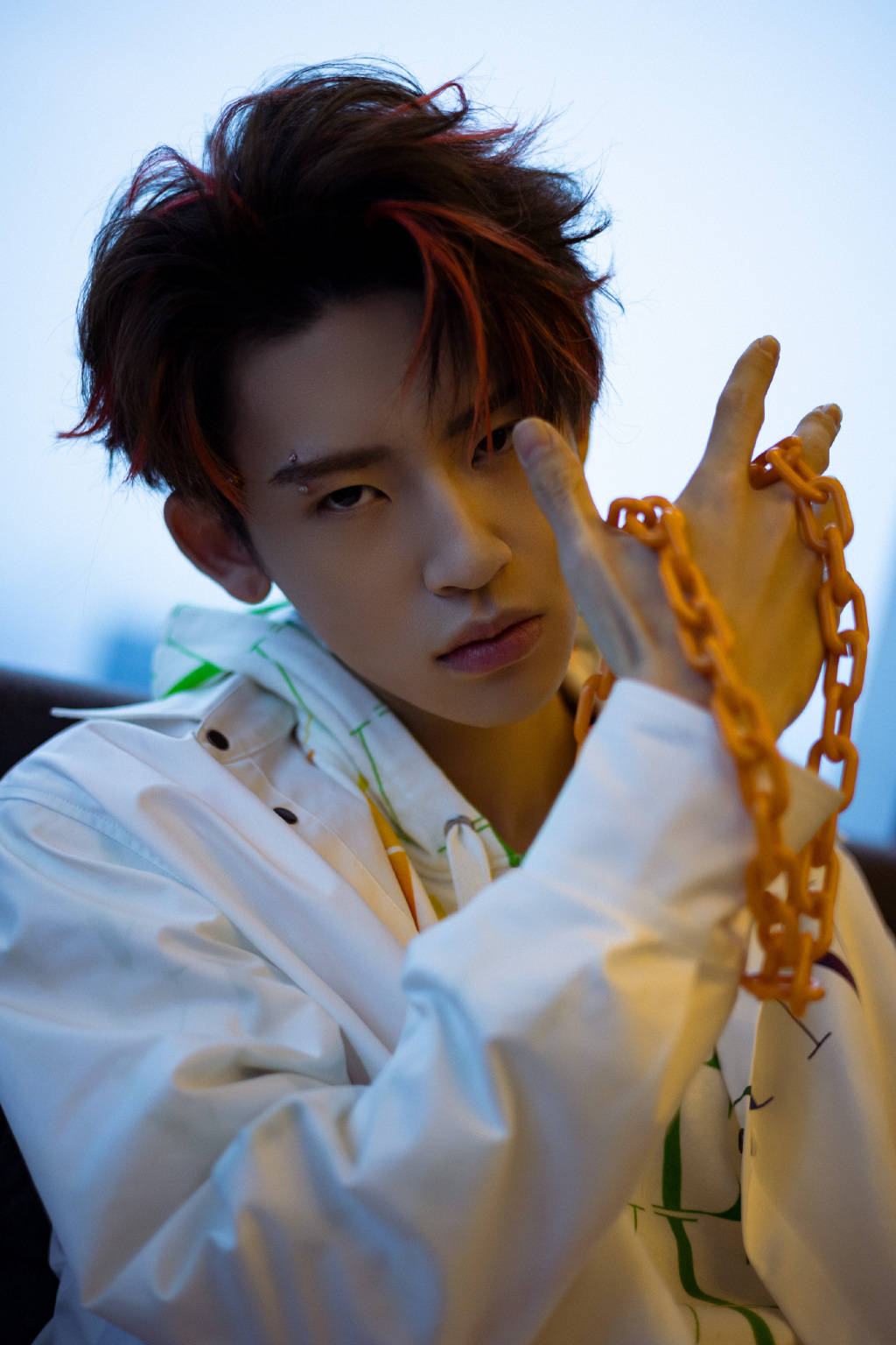 小鬼受邀出席华伦天奴展览开幕式活动 红粉挑染发色勾勒出精致脸蛋