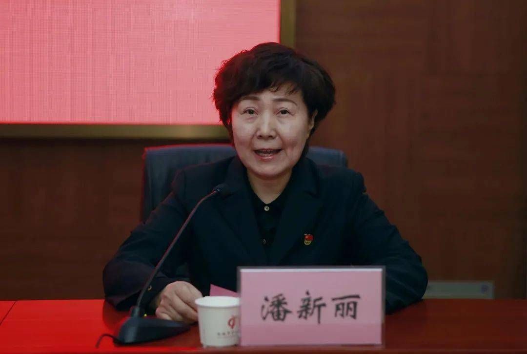 会议宣读了市委关于运城市中心医院干部调整的决定:潘新丽同志任市