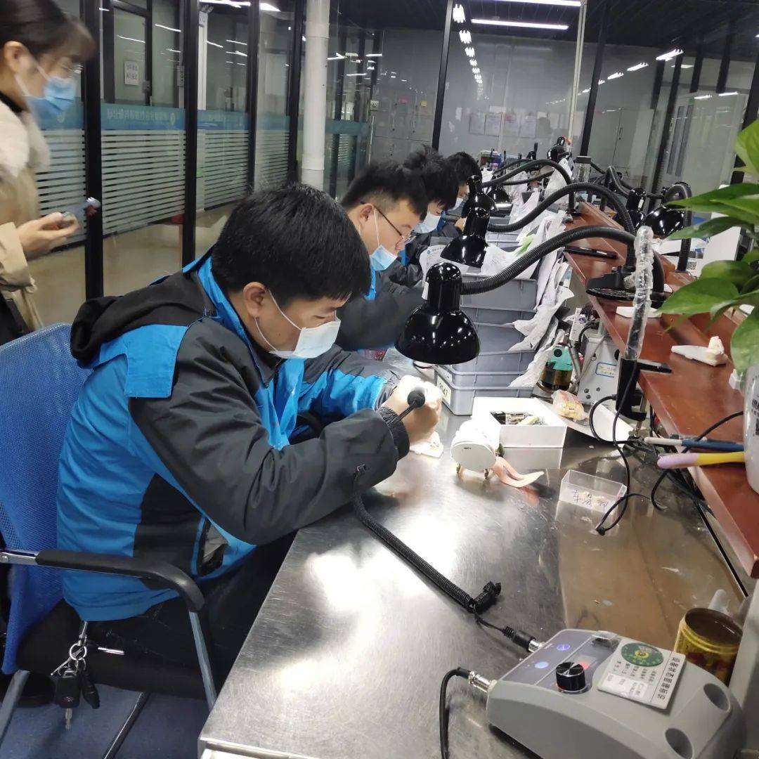 走进蔚来义齿加工厂培训部分照片为全面提升优伢仕口腔队伍的综合素质