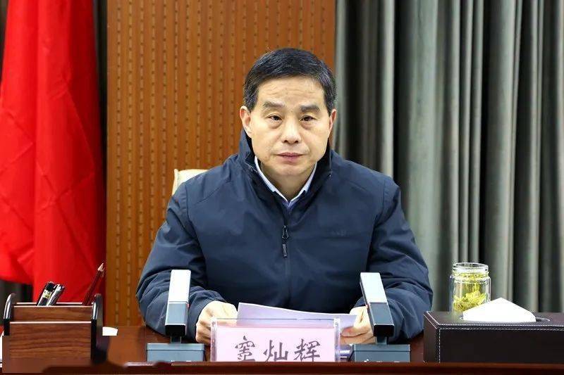 窦灿辉主持召开县政府第64次常务会议