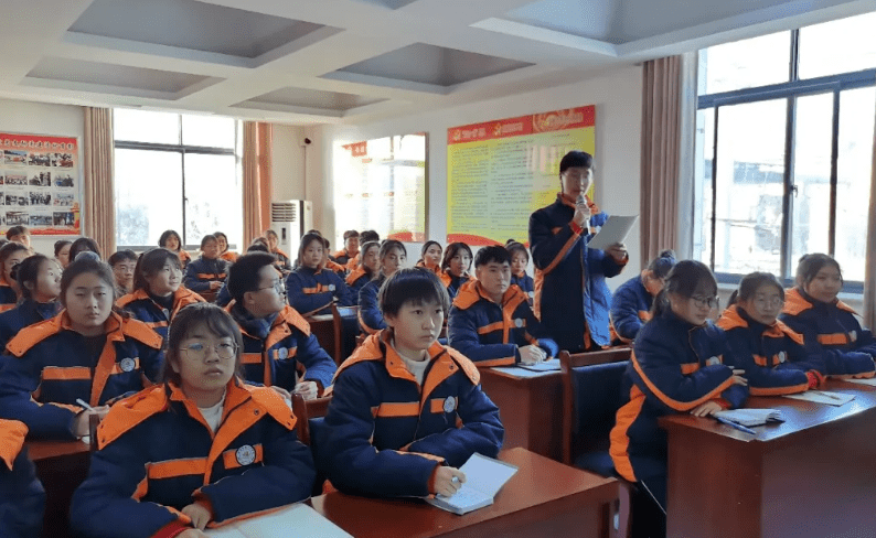 学习强国:市十二中开展"行走的思政课"活动