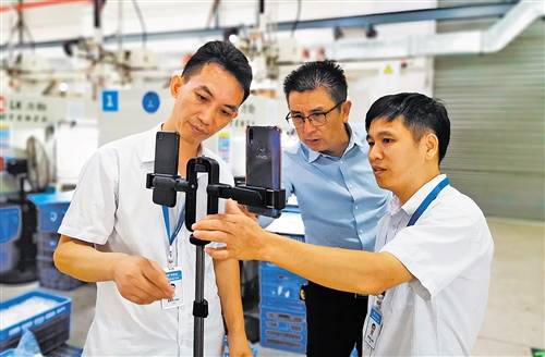 源德盛工程师正在调试新式自拍杆产品. 李小芳摄(中经视觉)