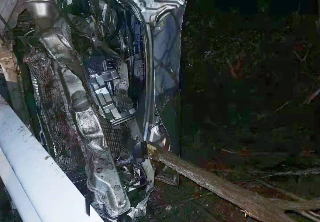 湖口境内发生一起交通事故,整个车子腾空翻转180度!