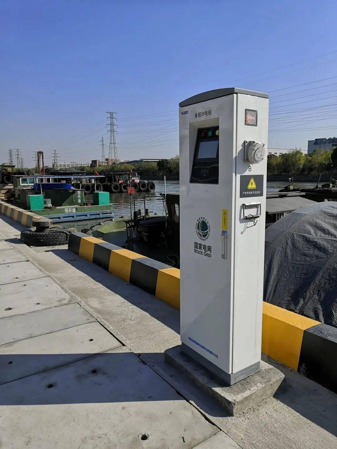 配备岸电充电桩,提供船舶岸电服务设置了船员休息大厅,配备休息区