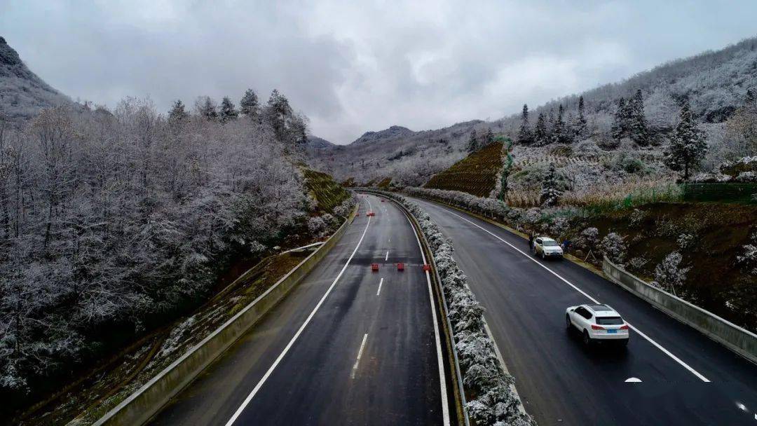 昭泸高速这段迎来今冬首场降雪,牛场至顶拉段建设正进行最后冲刺!