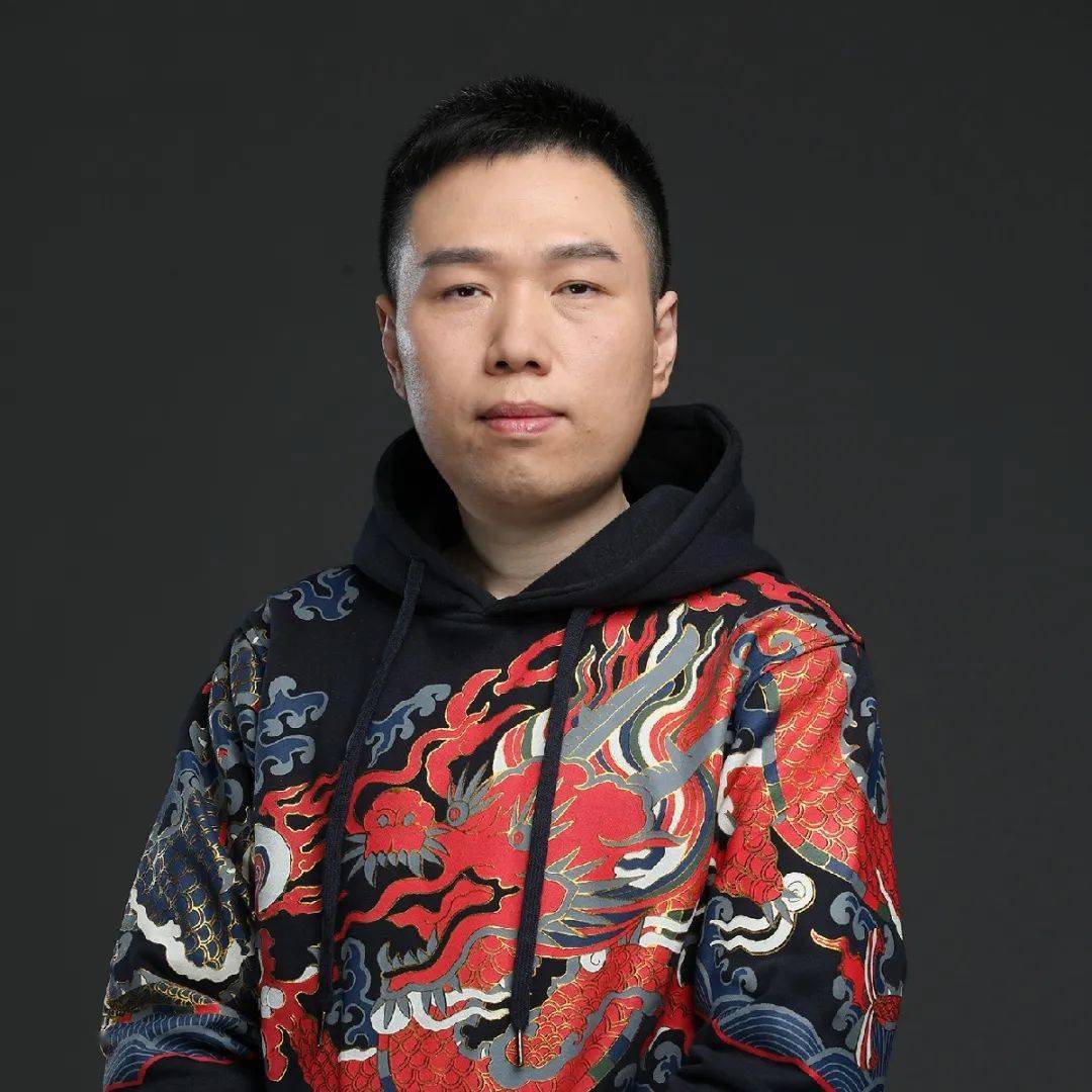 董进,笔名撷芳主人,从事中国古代服饰史研究,著有《q版大明衣冠图志》