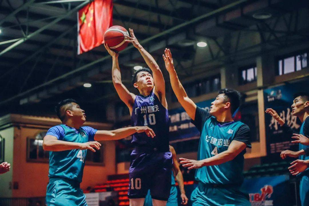 第一节华建铝业的手感就来了,4号郭顺杰,18号张振虎,41号麦裕华均有3