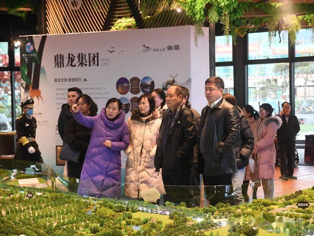 县委副书记,县长曾平出席座谈并作表态发言,刘耿,刘婷婷,刘永盛等县