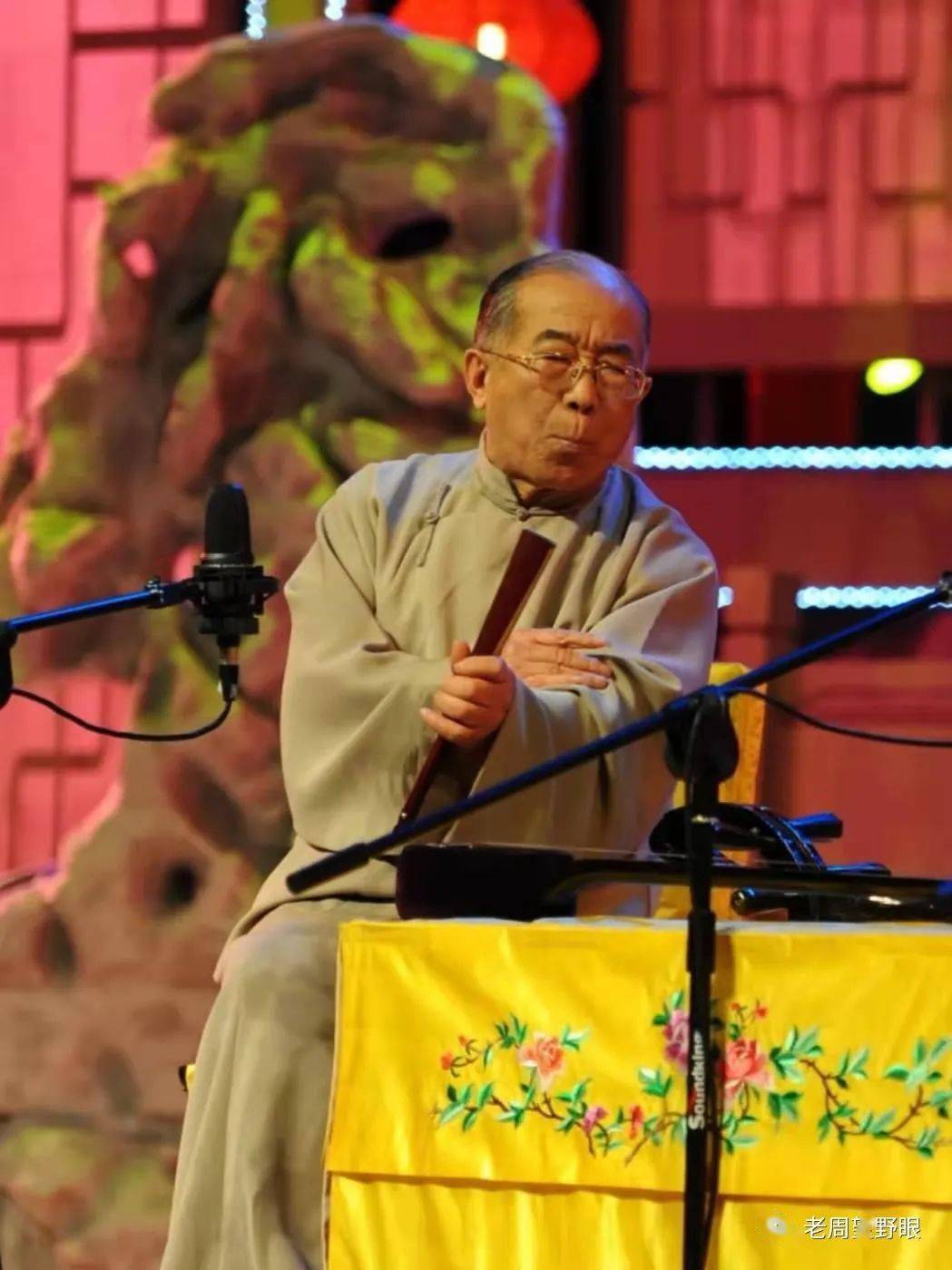 另一位戴眼镜的说书先生也走了