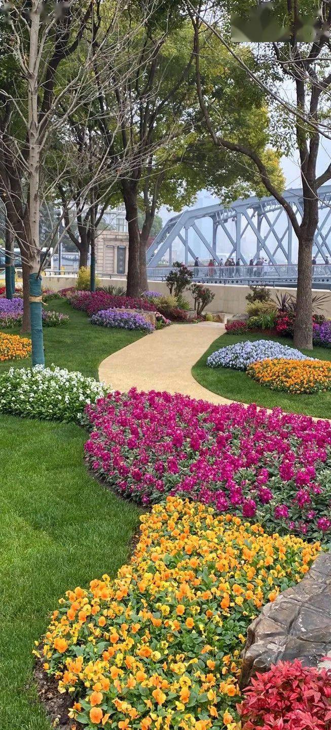 邮政博物馆的信使花园,终至河滨大楼的星空花园,以建筑为载体,以步道