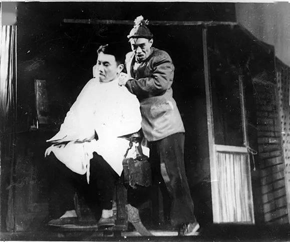 文彬彬等演出滑稽戏《三毛学生意》新中国成立时,据不完全统计上海的