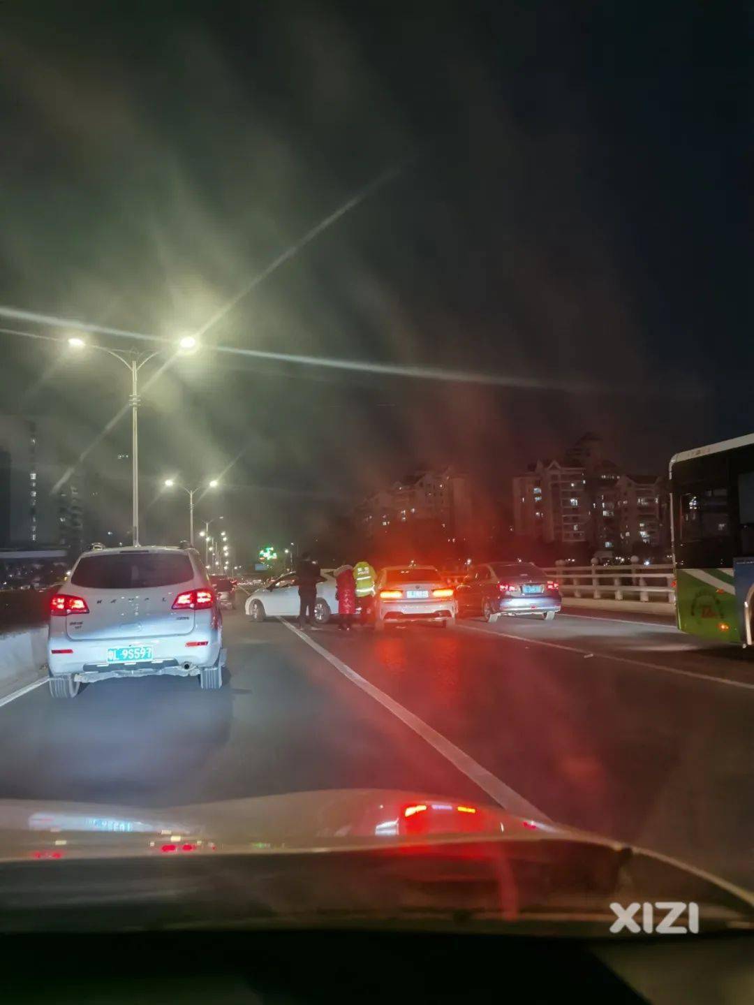 昨晚东平往大湖溪方向两车追尾,导致大堵车