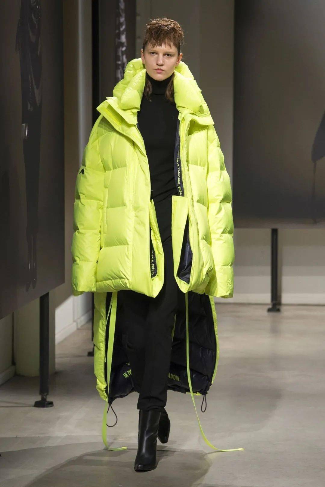 victor&rolf2017秋冬秀场,设计师为身穿羽绒服裙装和外套的模特们定制