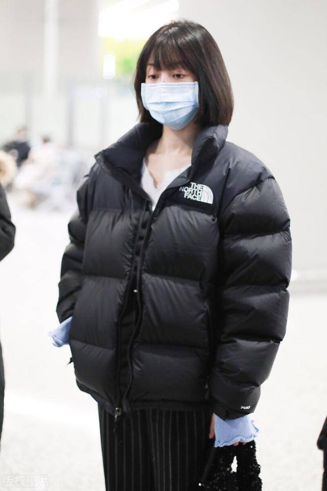李溪芮短发干练利落,搭配黑色条纹裤超显瘦_羽绒服