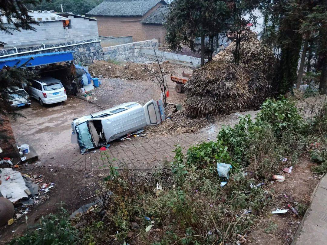 近日,罗平县阿岗镇发生这样一起交通事故,所幸的是,仅两人轻微擦伤.