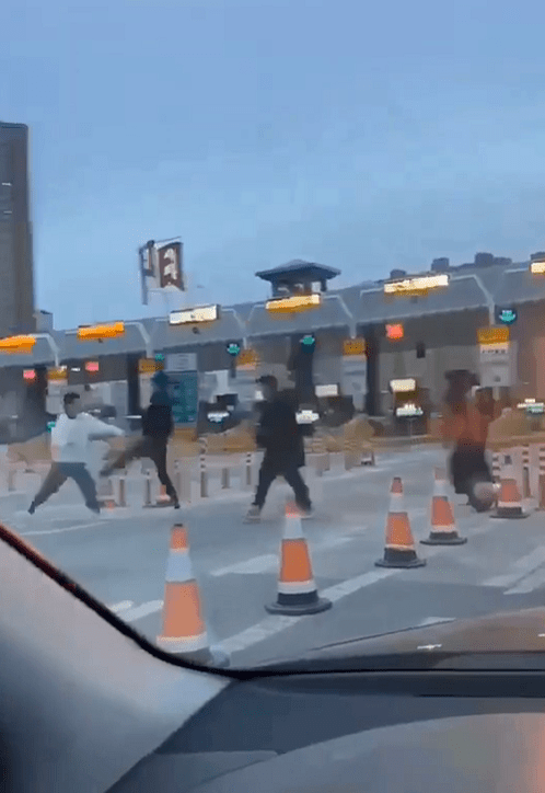 当时目击者王先生称, "我开车路过时,从窗外看到几名年轻的男女在打架