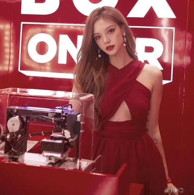 内地靓女网红生日遭朋友出卖,未p图真面目曝光被嘲笑._coco