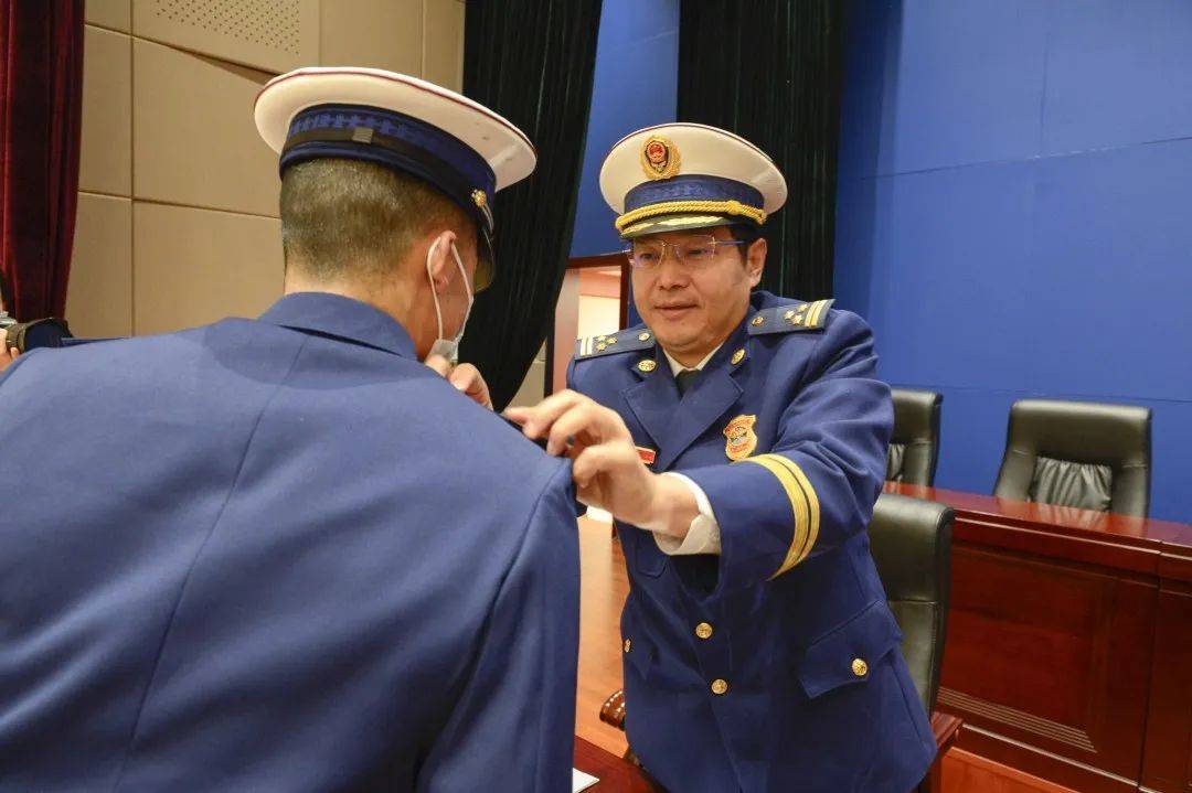 一批高级消防员晋升,新消防员授予消防救援衔仪式来了!