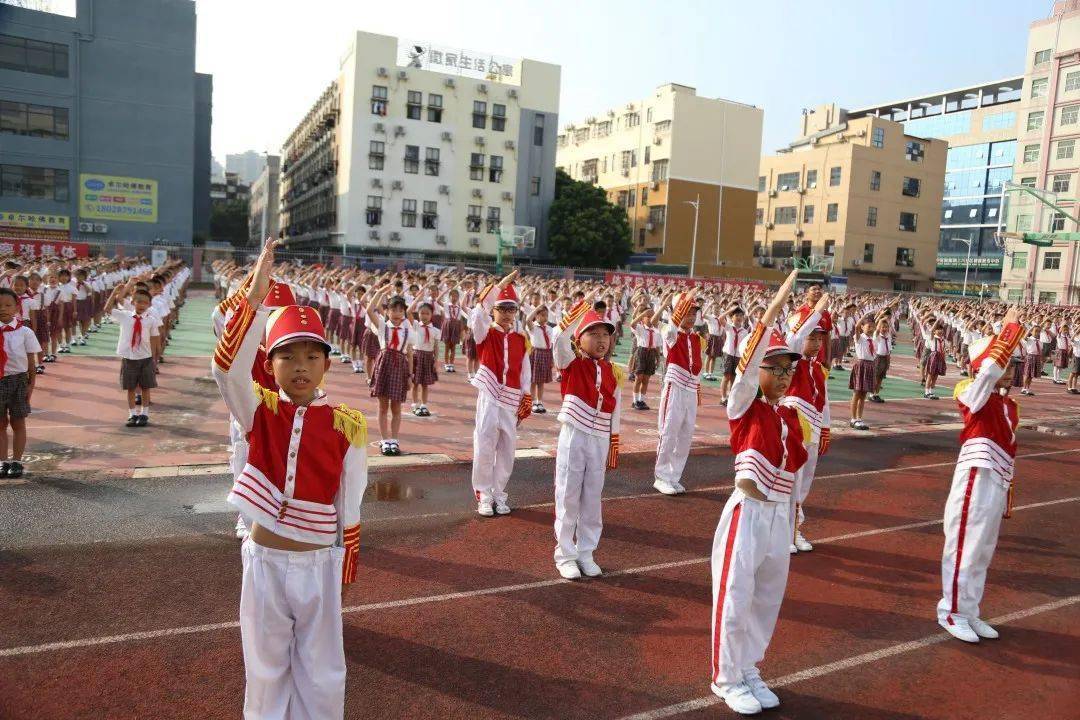 荷园奏乐上合小学鼓号队风采