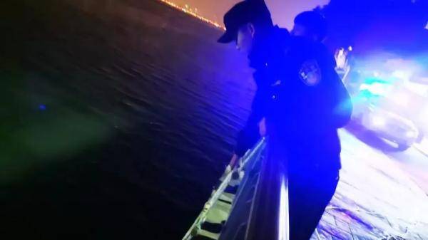 男子意外跌入湘江，原因竟是捡手机，民警现场紧急救援