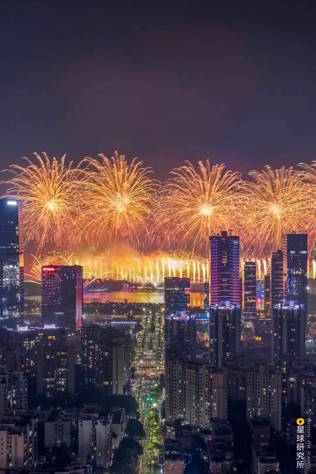 深圳湾的烟花表演|摄影师@龚强超大城市是人口超千万,生产总值过2万亿