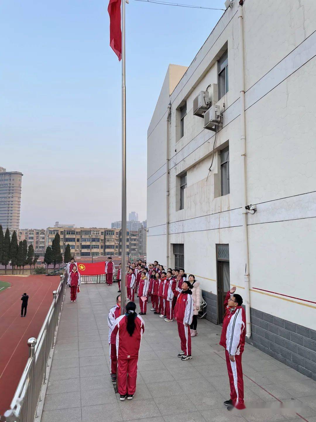 新港中学举行"高举团旗跟党走,不负韶华奋青春"新团员入团宣誓仪式