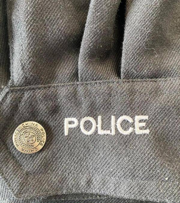 的成交记录,警方发现,么某已经销售400多件假警服,1000个假警用臂章