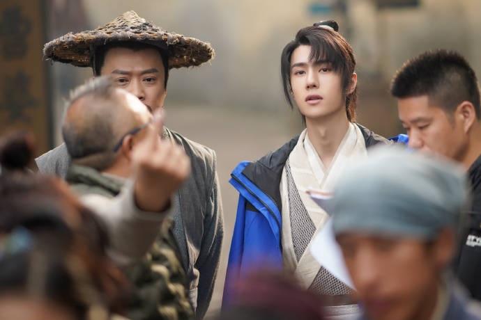 官豹发来王一博有翡拍摄花絮照允子的背影和背景同样令人心旷神怡