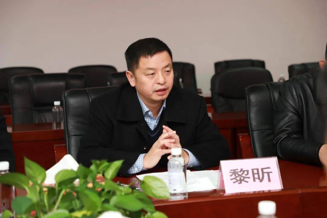 捐赠仪式上,灵川县委常委,副县长,县脱贫攻坚(乡村振兴)工作队队长