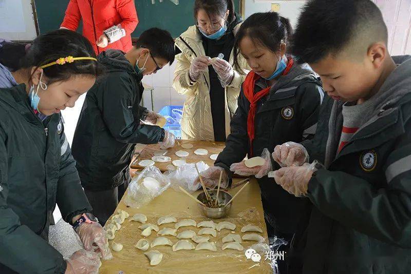 中華傳統節日冬至到方園學子巧手包餃子