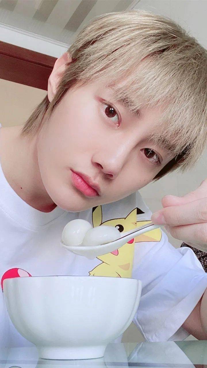 手机壁纸r1se刘也